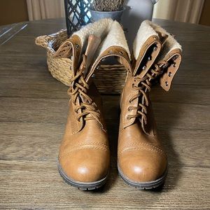 Women soda boot size 10M.